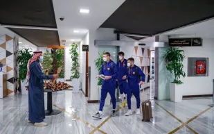 وصول نجوم برشلونة للرياض استعدادا لموقعة ريال مدريد (فيديو وصور)