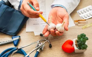 أضرار تناول الثوم على الريق