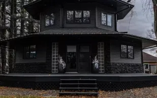 منزل أسود جمع بين الفخامة والغرابة للبيع بـ 250 ألف دولار (صور)