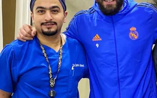  ماذا يفعل كريم بنزيما في عيادة طبيب سعودي؟