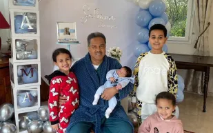 تركي آل الشيخ ينشر صورة لفنان العرب محمد عبده مع أطفاله