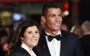 كريستيانو رونالدو يبكي والدته لهذا السبب (فيديو)