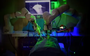 STAR.. روبوت يجري جراحة دقيقة بنجاح دون مساعدة بشر