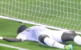 حالة عثمان كوليبالي الصحية بعد الإغماء عليه في مباراة الريان والوكرة (فيديو)