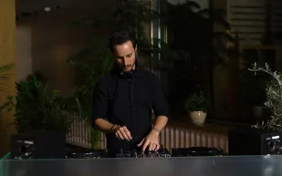 مطعم "ميراكي الرياض" يُطلق للمرّة الأولى مساحة خاصّة لمنسّق الأغاني "رومان"