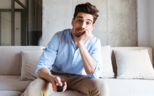 ما السر وراء رغبة الرجال في التنقل دون هدف بين قنوات التلفاز؟