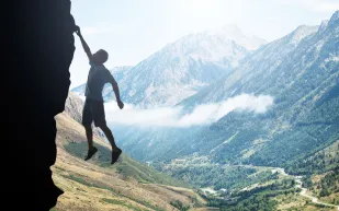 يمني يتدلى في فوهة بركان من 14مليون سنة (فيديو) 