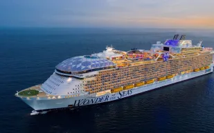 سعر الرحلة في أكبر سفينة في العالم (فيديو)