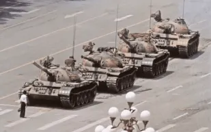 بعد 33 عامًا من ظهوره في الصين.. رجل الدبابة يظهر في أوكرانيا