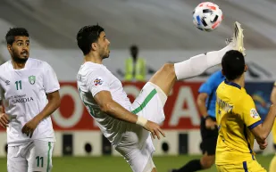 رفض تحية المدرب.. السومة يخرج غاضبًا من مباراة "الأهلي والفتح"