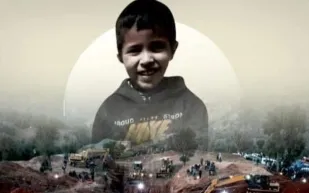  في إعادة لقصة الكلب هاتشي..كلب يرافق جنازة الطفل ريان ويرفض مغادرة قبره 