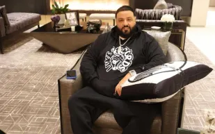 دي جي خالد يتمايل على أغنية "جاني الأسمر" وسيارته حديث الجمهور (فيديو)