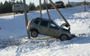 رجل يضع جسده عائقًا لحماية سيارته من التصادم! (فيديو)