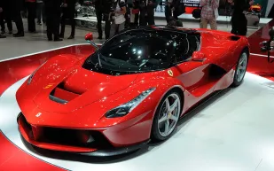 ما هي أسعار ومواصفات سيارات فيراري 2022 في السعودية؟