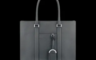 تمتع بالفخامة بين يديك.. أفضل شنط بولغاري الرجالي 2022