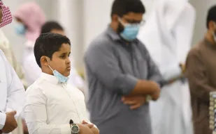 شاهد سعادة الأطفال في الحرم النبوي عقب عامين من الانقطاع بسبب كورونا