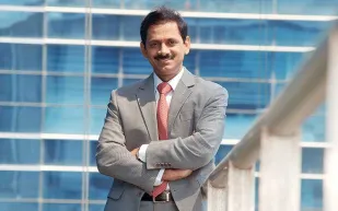 لفتة إنسانية.. رئيس بنك يتبرع بنصف مليون دولار لمساعديه 