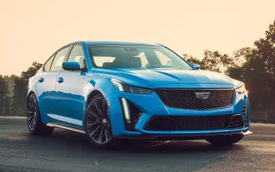 رفعت عجلاتها الأمامية.. أداء مذهل لأول سيارة كهربائية من كاديلاك