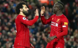 لحظة تهرب صلاح وماني من احتفال الخمور في تتويج ليفربول (فيديو) 