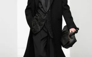 تعرف على مجموعة فيرساتشي لأزياء الرجال لشتاء 2022