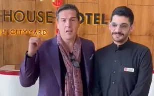 سائح أجنبي يروي موفقًا مشرفًا لشاب سعودي.. وزير السياحة يشيد به (فيديو)