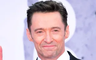 هيو جاكمان بإطلالة شبابية أنيقة في أحدث ظهور له (فيديو)