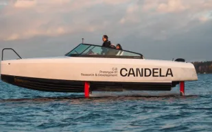 القارب الكهربائي الطائر «C-8» يبحر في أولى رحلاته