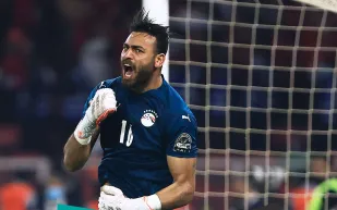 أثارت الجدل.. ما الذي كان مكتوبًا على زجاجة مياه حارس منتخب مصر؟