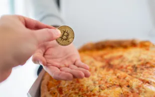 لماذا دفع رجل 80 مليون دولار مقابل بيتزا؟ (فيديو)