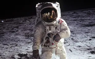كم يبلغ سعر أول صور التقطتها ناسا على القمر؟