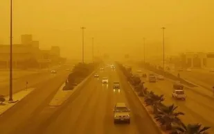 كيف تبدو الرياض من الطائرة وسط الغبار؟ (فيديو)