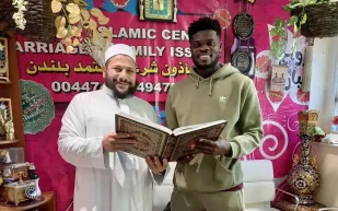 حقيقة اعتناق توماس بارتي نجم أرسنال الإسلام