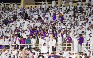 جمهور الوحدة الإماراتي يقتحم الملعب ويعتدي على لاعبي العين (فيديو)