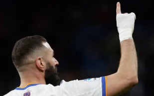 الكشف عن سر الضمادة التي يرتديها بنزيما منذ 3 سنوات