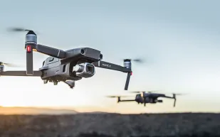 مؤتمر ريادة الأعمال يكشف عن جهاز ذكي لشحن طائرات «الدرون» وفحصها (فيديو)