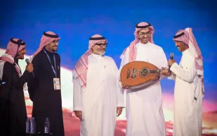 عود مطرز بالذهب للفنان خالد عبدالرحمن في ليلة "مخاوي الليل" (فيديو)