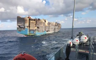 لحظة غرق سفينة محملة بـ 4 آلاف سيارة فاخرة وسط المحيط (فيديو)