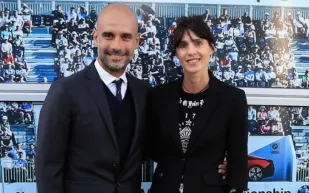 غوارديولا: بفضل زوجتي أصبحت أنيقًا  