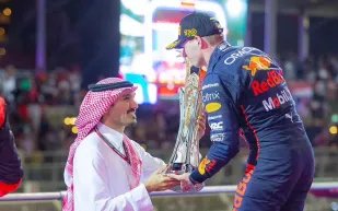 ماكس فيرستابن سائق فريق «رد بل» يتوج بجائزة سباق السعودية الكبرى 