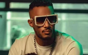 محمد رمضان في طريقه لجدة: «حفظ الله السعودية ونحن شعوب لا تعرف الخوف»