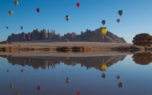 من جديد.. سماء العلا تشهد لوحات فنية ترسمها المناطيد 