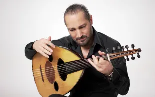 في حفل من العصور القديمة.. نصير شمة يعزف أنغامًا ساحرة في العلا 