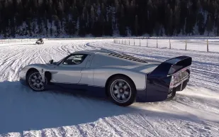 «مازيراتي MC12» الرياضية الأنيقة تستعرض أداءها الخارق (فيديو)