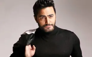 الظهور الأول لتامر حسني وأبنائه الثلاثة في عمل درامي (فيديو)