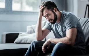 أبرز العلامات الدالة على فراغ الرجل العاطفي