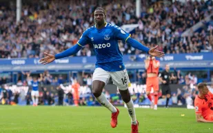 «صومًا مقبولاً يا دوكوري».. إيقاف مباراة بالدوري الإنجليزي لإفطار لاعب مسلم (فيديو)