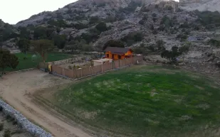 «كوخ الجبال» يثير دهشة الزوار في تنومة السعودية (فيديو) 