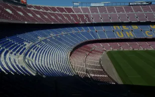 مدرجات كامب نو خذلت برشلونة عالم كرة القدم يسخر من برشلونة بعد «فضيحة» فرانكفورت