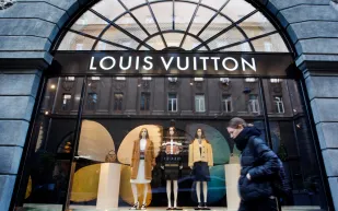 شركة ملابس عالمية تسرق بصمات وجوه عملائها