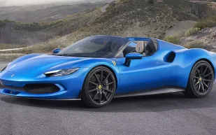 فيراري تطلق سيارتها الجديدة «296 جي تي إس» المكشوفة 